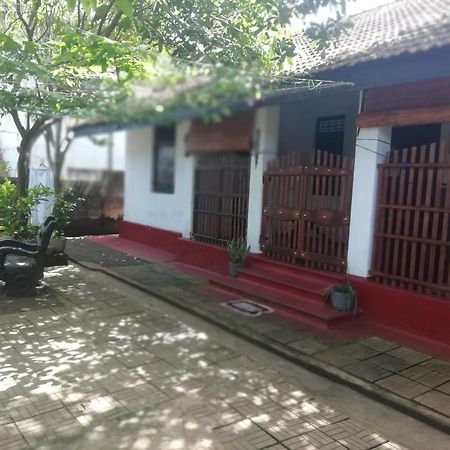 Ami Place Rooms With Kitchen Hikkaduwa Esterno foto