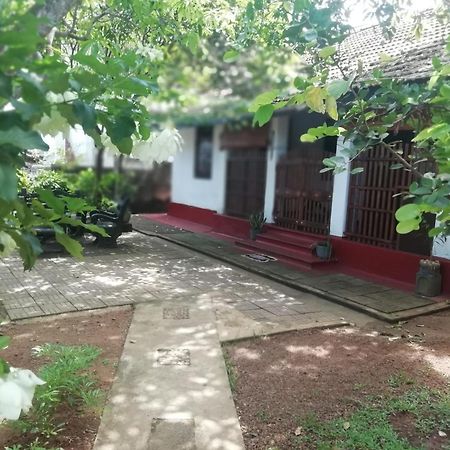 Ami Place Rooms With Kitchen Hikkaduwa Esterno foto