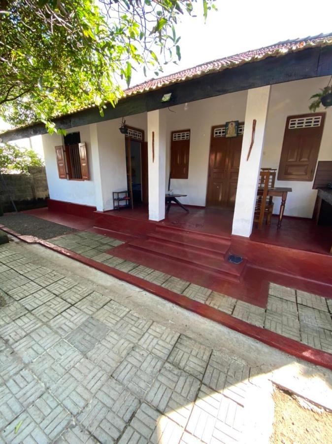 Ami Place Rooms With Kitchen Hikkaduwa Esterno foto